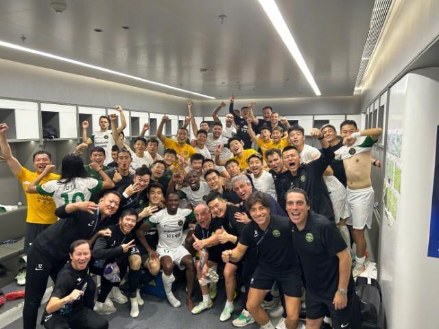 赛事直播-浙江强势逆转申花再捧季军  年初曾是降级大热